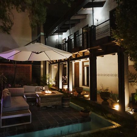 Yox Hotel Boutique San Cristóbal de Las Casas Kültér fotó The hotel's courtyard at night