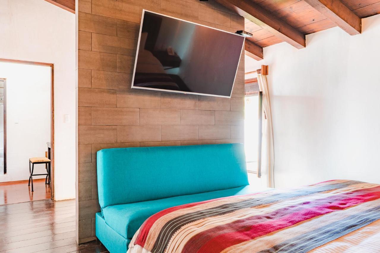Yox Hotel Boutique San Cristóbal de Las Casas Kültér fotó A television mounted on a wall